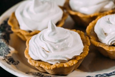 Beyaz kremalı çıtır tartlar.