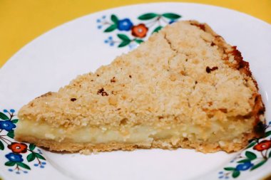 Hassas dolgusu olan kısa pastadan bir dilim kaymaklı kek.