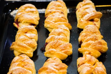 Böğürtlenli puf böreğinden yapılmış kruvasanlar.