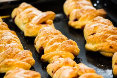 Böğürtlenli puf böreğinden yapılmış kruvasanlar.