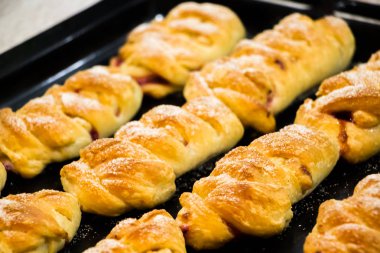 Böğürtlenli puf böreğinden yapılmış kruvasanlar.