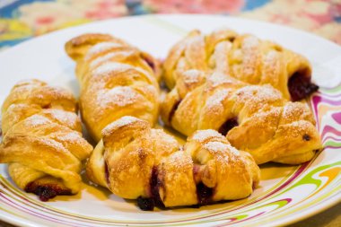 Böğürtlenli puf böreğinden yapılmış kruvasanlar.