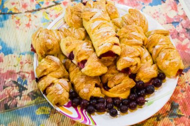 Böğürtlenli puf böreğinden yapılmış kruvasanlar.