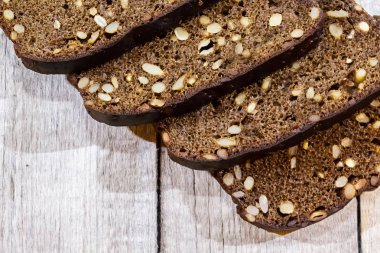 Gri ahşap arka planda tahıllı ekmek.