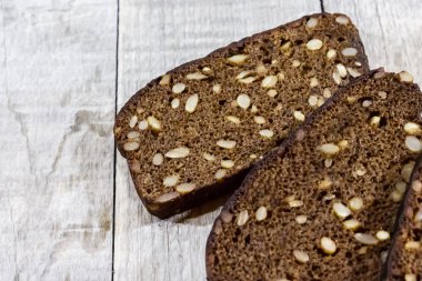 Gri ahşap arka planda tahıllı ekmek.