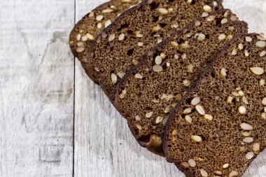 Gri ahşap arka planda tahıllı ekmek.