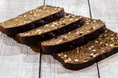 Gri ahşap arka planda tahıllı ekmek.