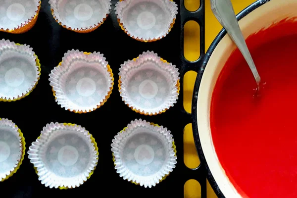 Cocción Magdalenas Jugosas Galleta Roja Con Delicado Relleno Plátano — Foto de Stock