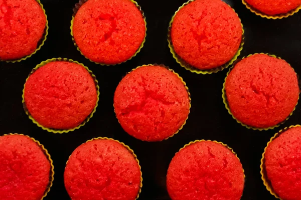 Cocción Magdalenas Jugosas Galleta Roja Con Delicado Relleno Plátano — Foto de Stock