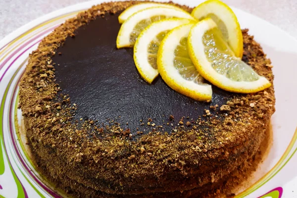 Kue Lembut Dengan Krim Dadih Dalam Lapisan Coklat Dan Dekorasi — Stok Foto