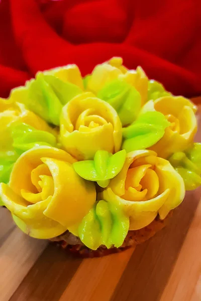 Cupcake Dengan Tulip Berwarna Warni Dari Krim Latar Belakang Kayu — Stok Foto