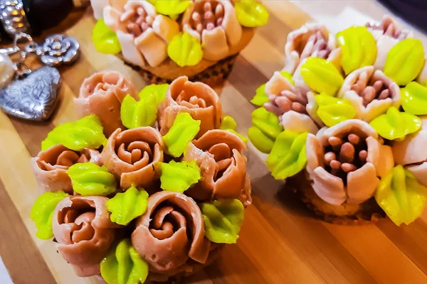 Cupcakes Mit Bunten Tulpen Aus Sahne Auf Einem Hölzernen Hintergrund — Stockfoto