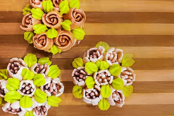 Cupcake Dengan Tulip Berwarna Warni Dari Krim Latar Belakang Kayu — Stok Foto