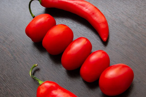 Chiles Tomates Sobre Fondo Madera Oscura — Foto de Stock