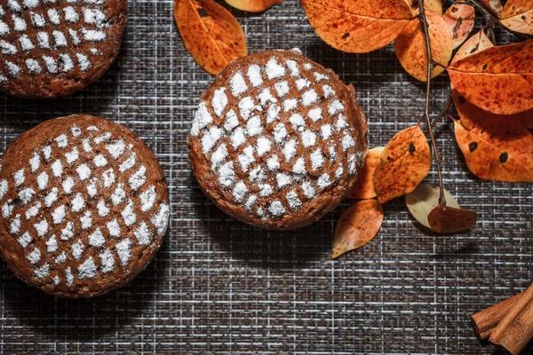 Magdalenas Chocolate Con Delicioso Relleno Manzana Azúcar Glaseado Sobre Fondo — Foto de Stock