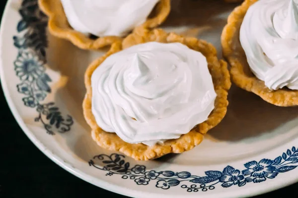 Crispy Tartlets Dengan Putih Dicambuk Telur Krim — Stok Foto