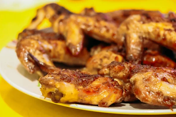 Asas Frango Fritas Molho Doce Azedo Fundo Amarelo — Fotografia de Stock