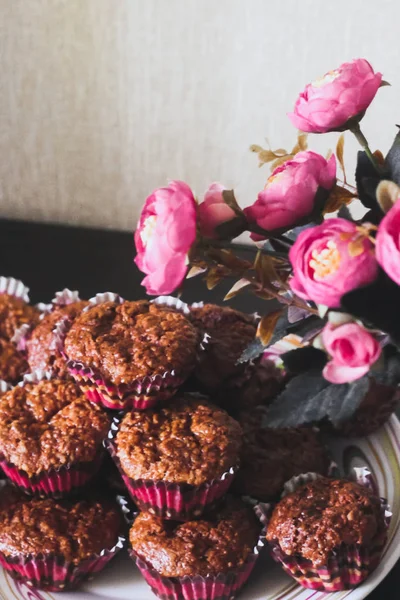 Schöne Schokolade Cupcakes Neben Rosa Blumen — Stockfoto