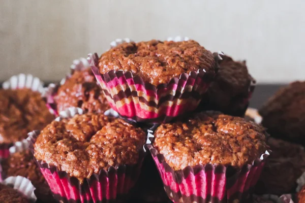 Mooie Chocolade Cupcakes Naast Roze Bloemen — Stockfoto