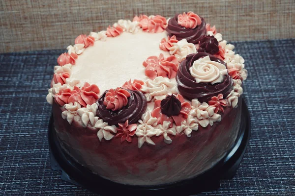 Розовый Торт Сливочными Цветами Темном Фоне — стоковое фото