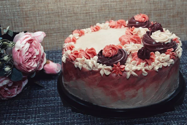 Pastel Rosa Con Flores Crema Sobre Fondo Oscuro — Foto de Stock