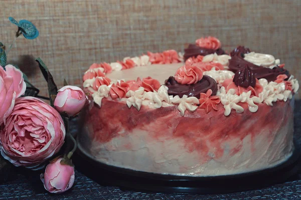 Rosa Torte Mit Cremefarbenen Blüten Auf Dunklem Hintergrund — Stockfoto