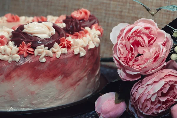 Bolo Rosa Com Flores Creme Fundo Escuro — Fotografia de Stock