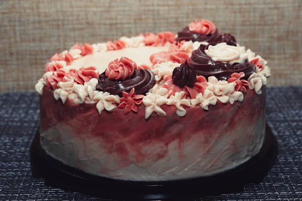 Bolo Rosa Com Flores Creme Fundo Escuro — Fotografia de Stock