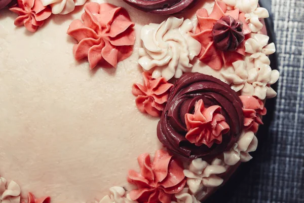 Bolo Rosa Com Flores Creme Fundo Escuro — Fotografia de Stock