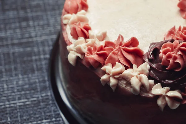 Pastel Rosa Con Flores Crema Sobre Fondo Oscuro — Foto de Stock