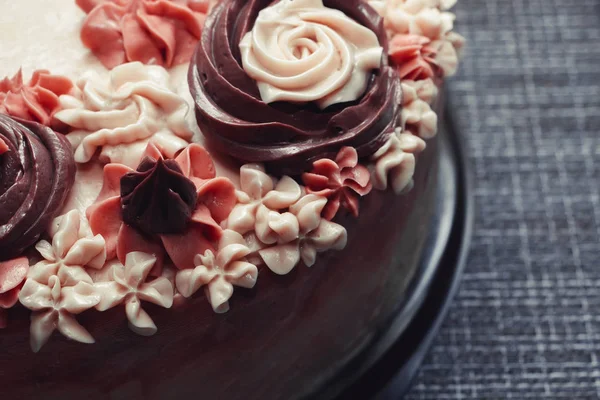 Pastel Rosa Con Flores Crema Sobre Fondo Oscuro — Foto de Stock