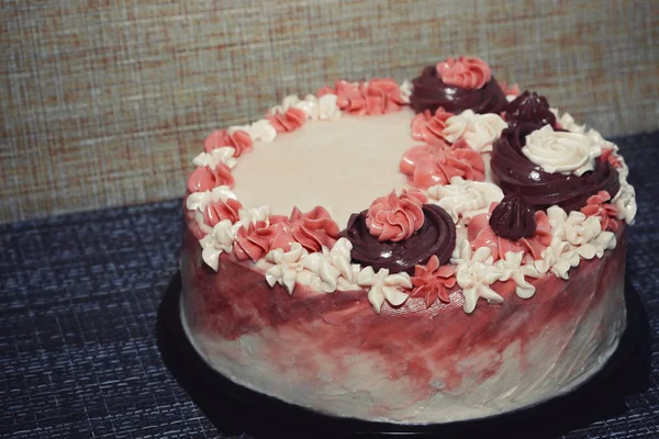 Pastel Rosa Con Flores Crema Sobre Fondo Oscuro — Foto de Stock