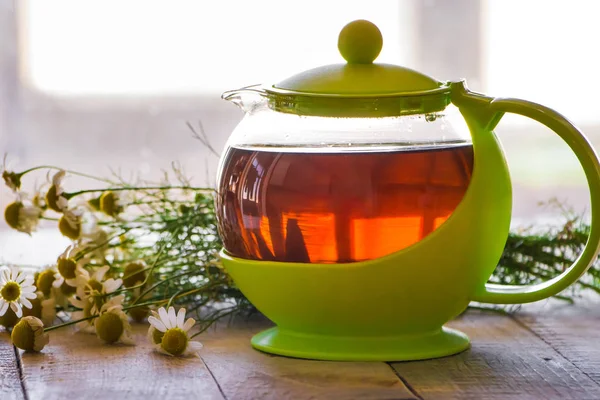 Schwarzer Tee Einer Grünen Tasse Auf Einem Hölzernen Hintergrund Und — Stockfoto