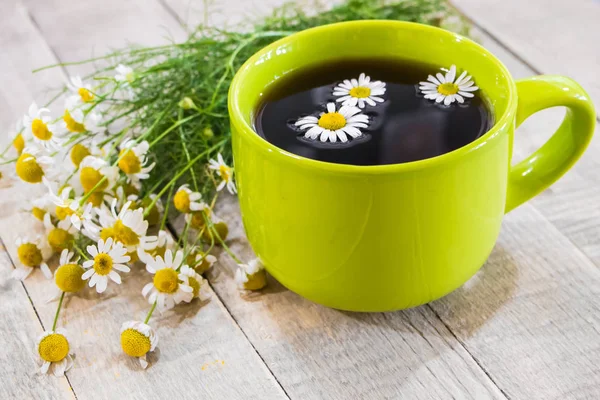 Schwarzer Tee Einer Grünen Tasse Auf Einem Hölzernen Hintergrund Und — Stockfoto