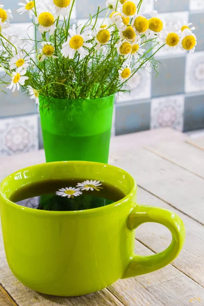 Schwarzer Tee Einer Grünen Tasse Auf Einem Hölzernen Hintergrund Und — Stockfoto