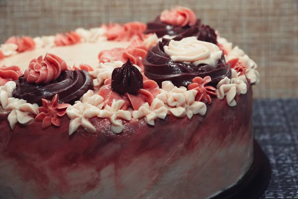 Rosa Torte Mit Cremefarbenen Blüten Auf Dunklem Hintergrund — Stockfoto