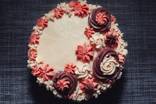 Bolo Rosa Com Flores Creme Fundo Escuro — Fotografia de Stock