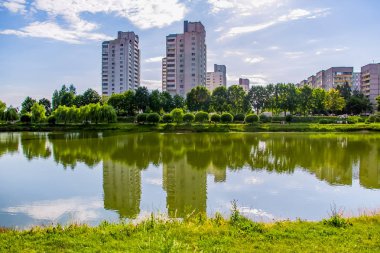 Sütunlu yenilenmiş tarihi bir bina. Güneşli bir günde eski malikane.