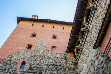 Sütunlu yenilenmiş tarihi bir bina. Güneşli bir günde eski malikane.