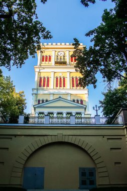 Sütunlu yenilenmiş tarihi bir bina. Güneşli bir günde eski malikane.