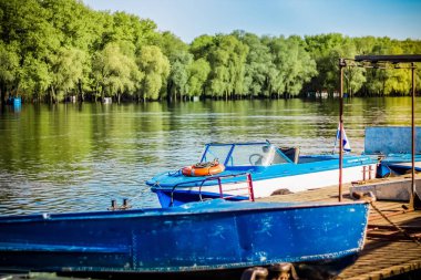 Nehirdeki rıhtımda tekneler