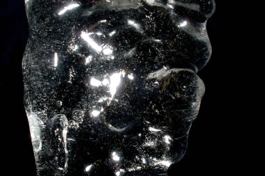 Siyah arkaplanda olağandışı parlak buz saçakları