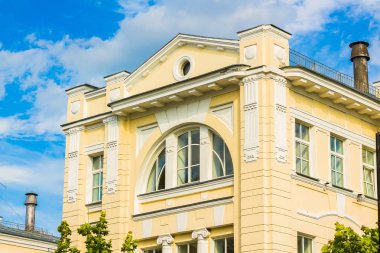 Sütunlu yenilenmiş tarihi bir bina. Güneşli bir günde eski malikane.