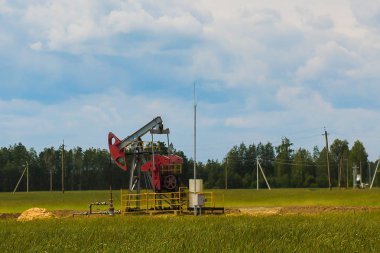 Petrol üretimi - petrol platformu ve vinç tarlada