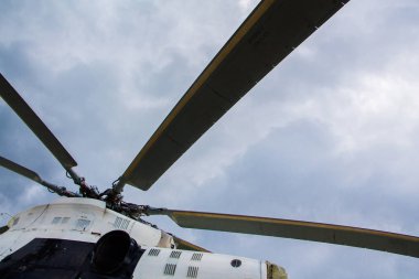 Helikopterler mavi gökyüzüne doğru iniyor.