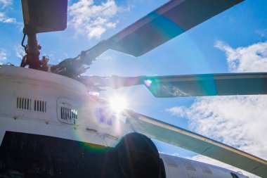 Helikopterler mavi gökyüzüne doğru iniyor.