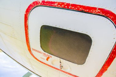 Helikopterler mavi gökyüzüne doğru iniyor.