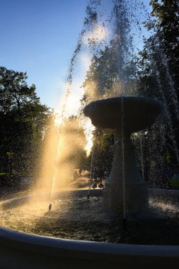 Eski bir fıskiyedeki güzel heykeller