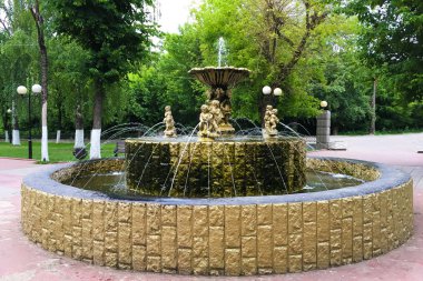 Eski bir fıskiyedeki güzel heykeller