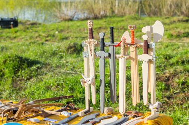 Tahta ürünler: Kılıçlar, tüylerden ve kürkten düş kapanları, kaşıklar.